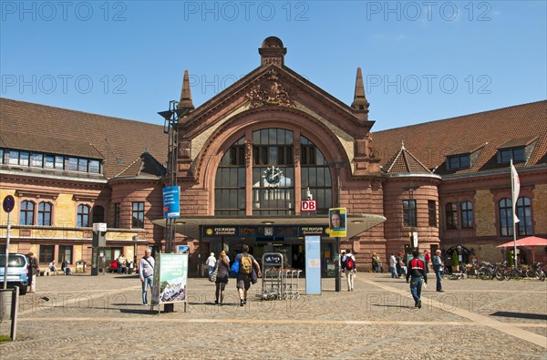 Theodor-Heuss-Platz square with the entrance to the central railway station