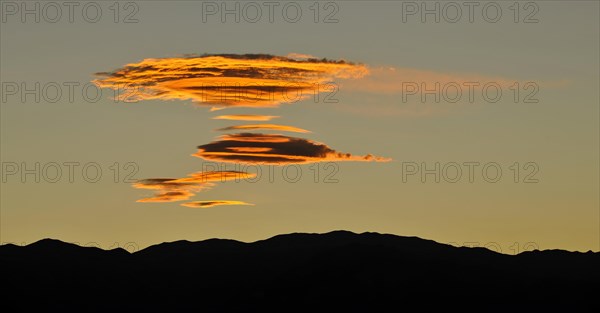 Fully formed Sierra Wave Clouds