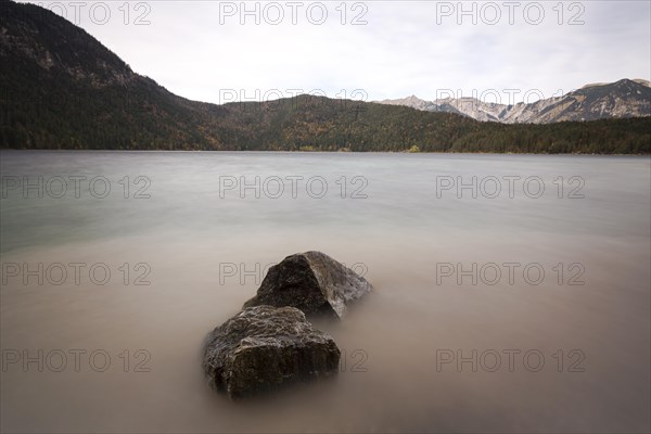 Foehn storm at Eibsee Lake