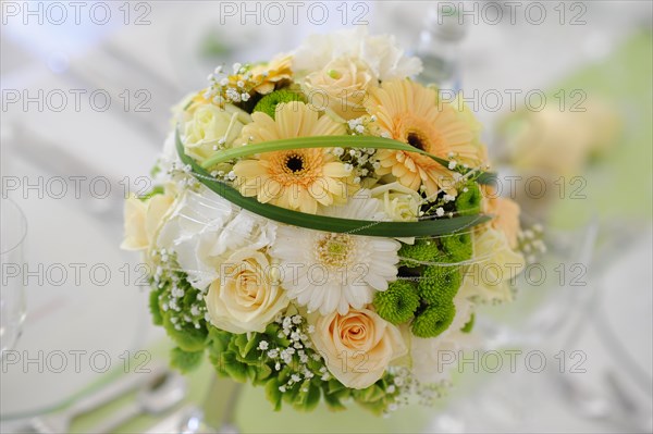 Table decoration of a wedding table with wedding bouquet