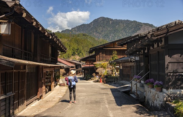 Hiker on the Nakasendo path (ä¸­å±±é“ Central Mountain Route)