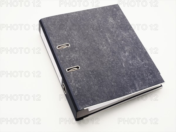 Closed ring binder