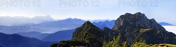 Panorama from the Benediktenwand ridge and the Achselkopfen in the foreground with a view of the Zugspitze and Jachenau with Walchensee