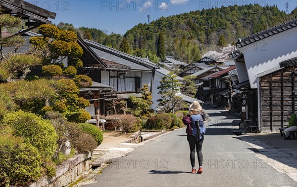 Hiker on the Nakasendo path (ä¸­å±±é“ Central Mountain Route)