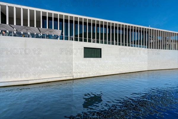 The newly built James Simon Gallery between Kupfergraben and Neues Museum