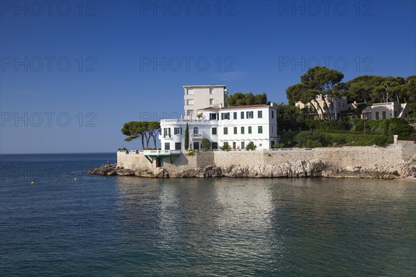 A villa on the beach near Plage Le Bestouan