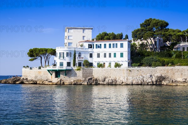 A villa on the beach near Plage Le Bestouan