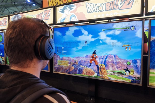 Visitor plays Dragonball Z at gamescom