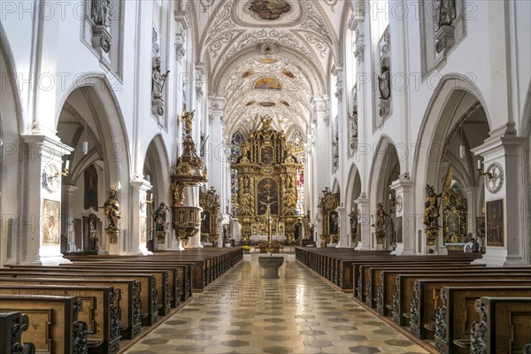 Interior and altar of the parish church Maria Himmelfahrt