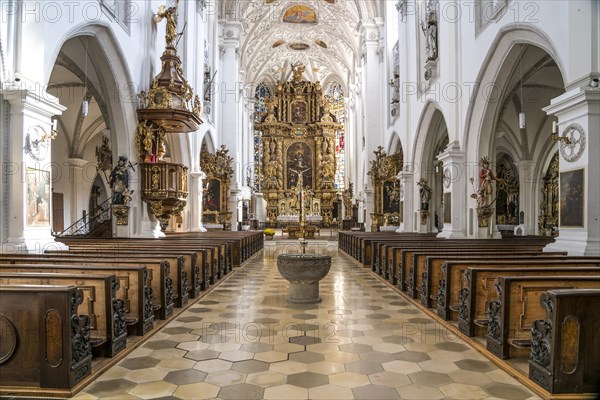 Interior and altar of the parish church Maria Himmelfahrt