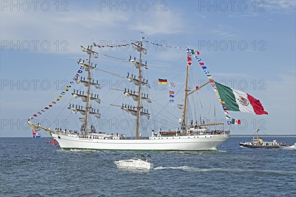 Mexican Bark Cuauhtemoc leaves the Hanse Sail with sailors in the masts