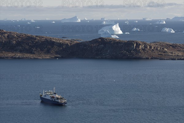 Icebergs at Sydkap