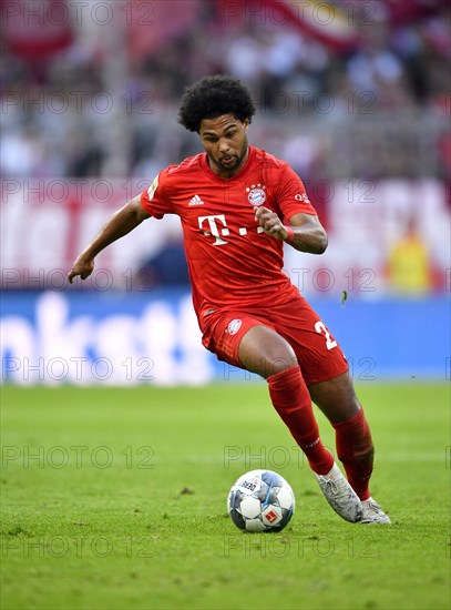 Serge Gnabry FC Bayern Munich FCB am Ball