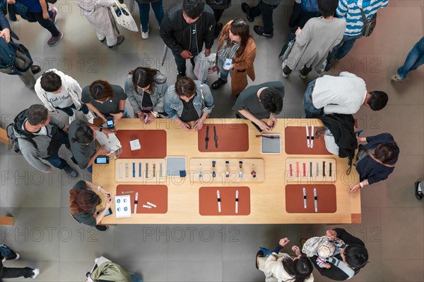 People at the Apple Store shopping