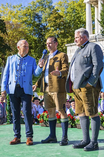 The moderator of the Bavarian Broadcasting Michael Harles in conversation with the speakers of the Wiesn hosts Peter Inselkammer and Christian Schottenhamel