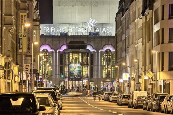 Revuetheater Friedrichstadt-Palast bei Nacht