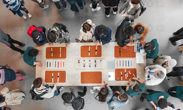 Crowd at the Apple Store shopping