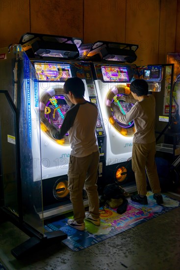 Youth plays Maimai