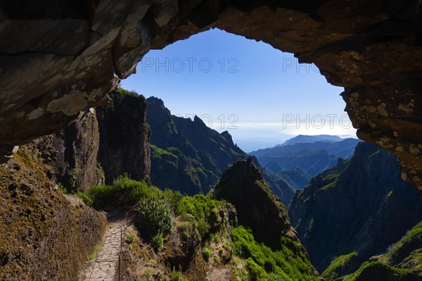 Stone arch on the hiking trail from Pousada do Arieiro to Pico Ruivo