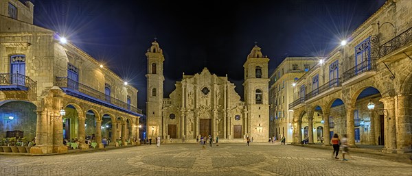 Place de la Catedral at night