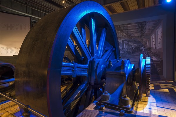 Drive wheel of a two-cylinder tandem steam engine