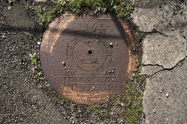 Manhole cover with motive locomotive