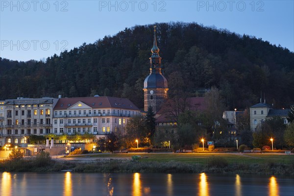 Town view with St.-Johanniskirche at the Elbe at dusk