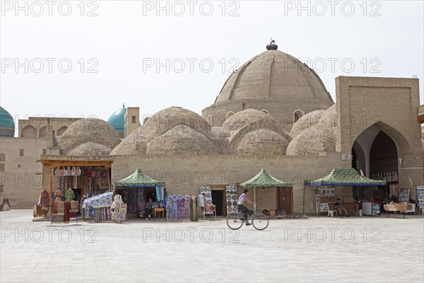 Souvenir shops at the entrance to the Toqi Zargaron Dome Bazaar