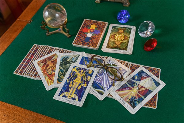 Predicting the future with tarot cards