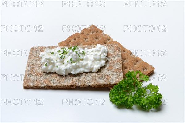 Cream cheese on crispbread with parsley