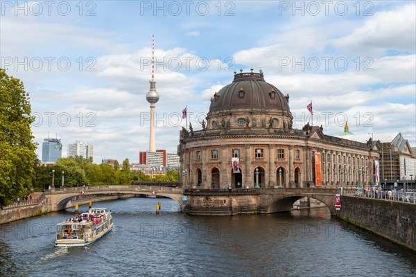 Excursion boat on the Spree in front of Bode Museum