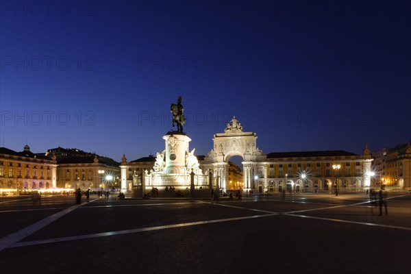 Equestrian statue of King Jose I and Arco da Rua Augusta