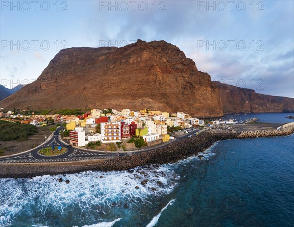 Vueltas with roundabout and harbour in the evening light