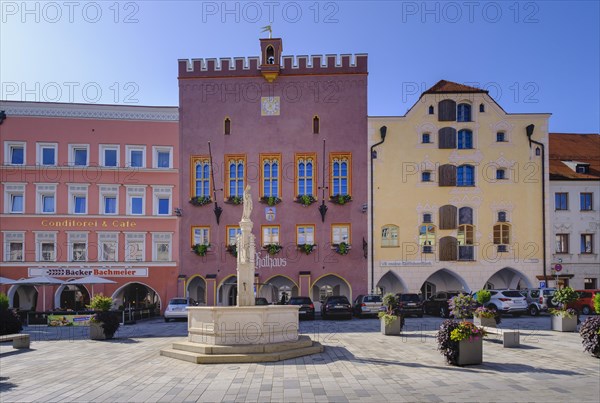 Marienbrunnen fountain and city hall in Ludwigstrasse