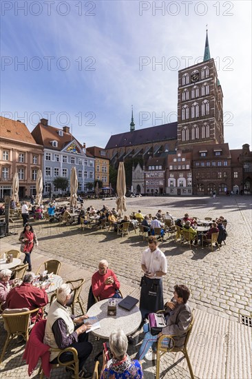 Restaurant Goldener Loewe in front of Nikolaikirche