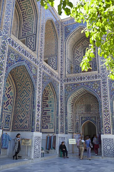 Inner courtyard with ogival niches of the Ulug'Bek-Medrese