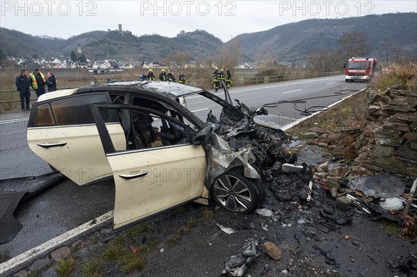 Traffic accident on the Bundesstrasse 49 with burnt out car