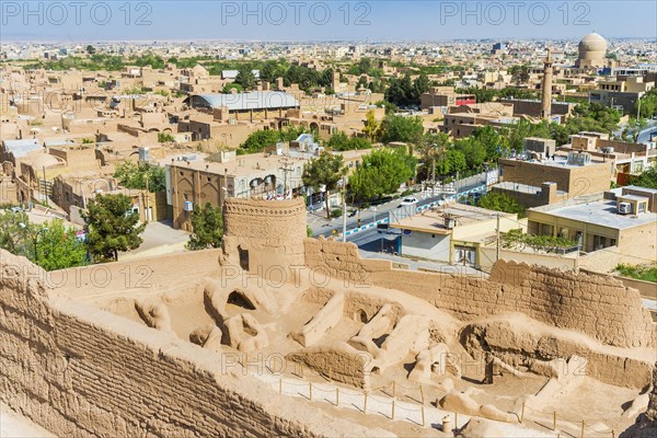 Narin Qal'eh ramparts and the city