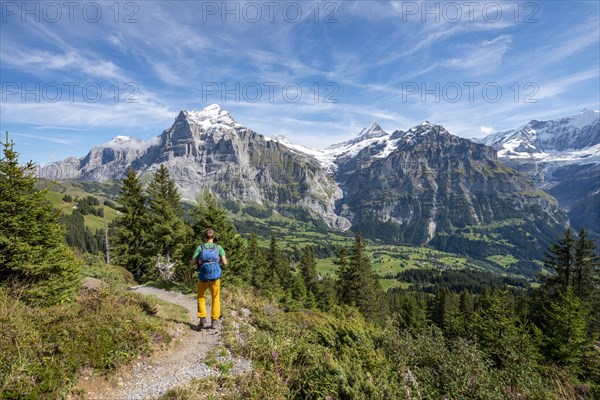 Hikers on the hiking trail to Bachalpsee