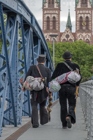 Two travelling craftsmen on the roll