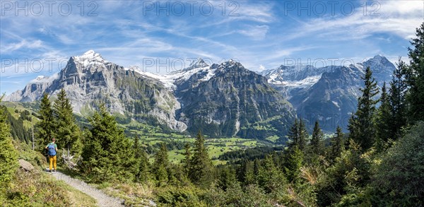 Hikers on the hiking trail to Bachalpsee