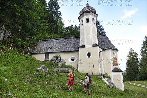 Hikers in front of the Oelberg Chapel