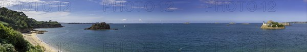 Plage de Tahiti and lighthouse on the Ile Louet