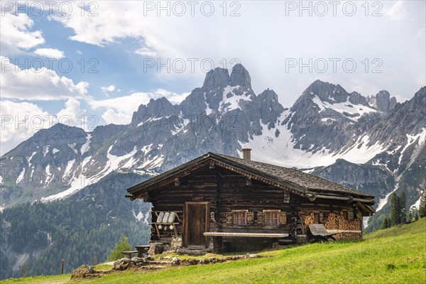 Alpine hut in front of the peaks of Bischofsmuetze