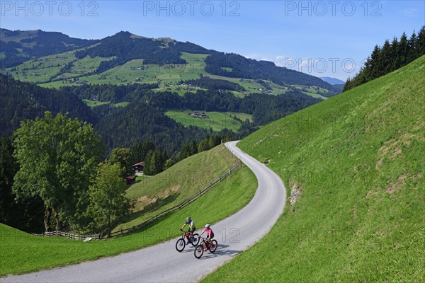 Two cyclists with electric mountain bikes on the Glantersberg with view of the Hohe Salve