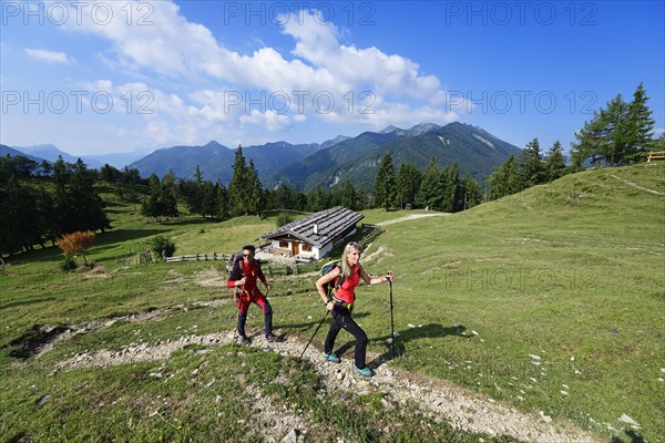 Hikers in front of the Oberauerbrunstalm