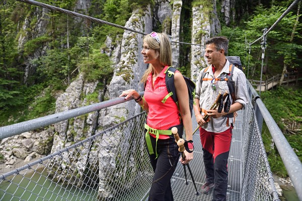 Hikers on the suspension bridge of the Grossache