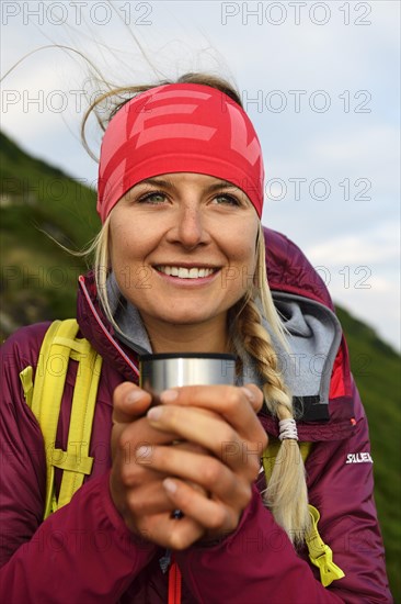 Female hiker at the tea break at Feldalphorn