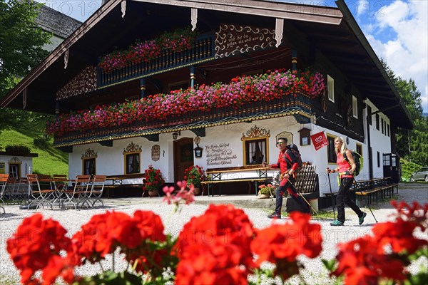 Hikers in front of the alpine restaurant Streichen