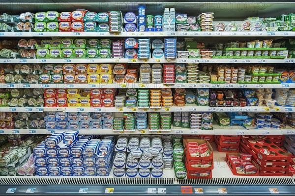 Cooling shelf with cream cheese